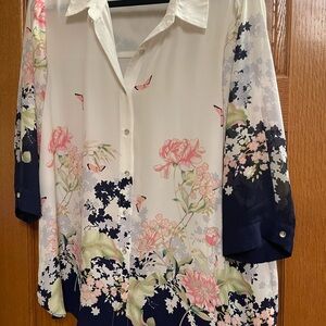 Beautiful floral blouse. Size 2x. Button closures on sleeves. Pleat at b…